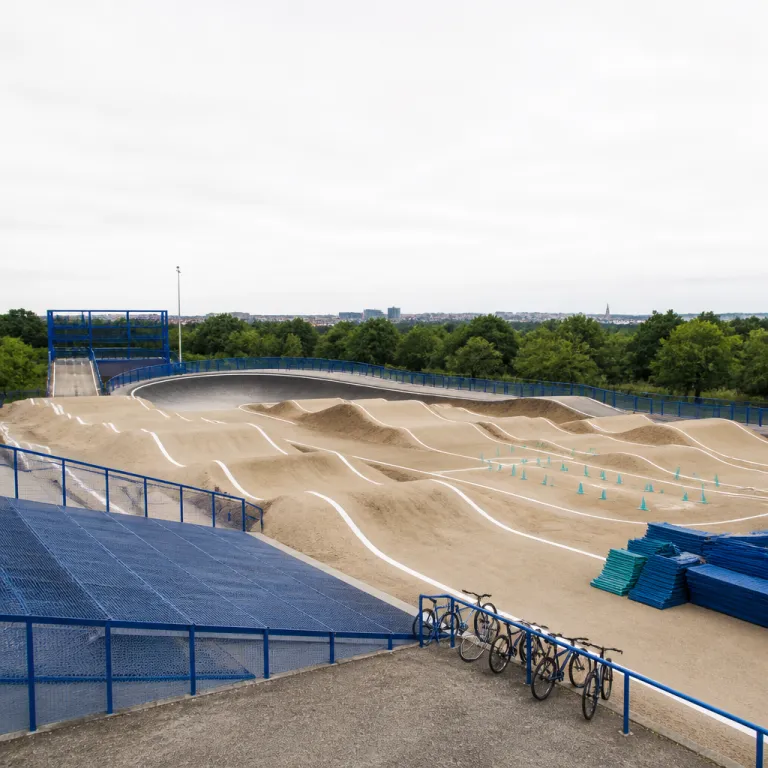 Comment le stade bordelais BMX structure l’entraînement et les réseaux de coachs sportifs à Bordeaux
